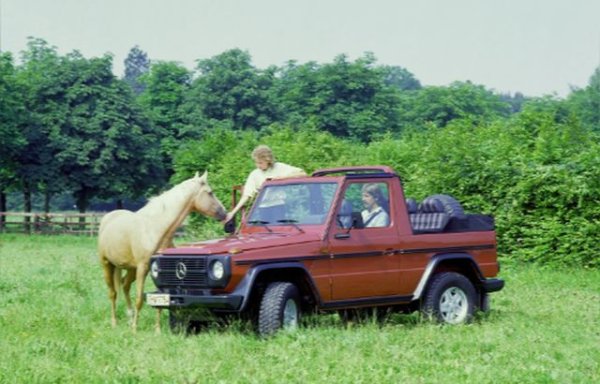 Gelendvagen имаше много разновидности в ранните години на производство, дори в гамата на Mercedes-Benz, който произвеждаше граждански версии на SUV успоредно с армейските модификации. Много автомобили от първата серия излязоха на бял свят под австрийската марка Puch, която беше известна със съвместни проекти с големи световни автомобилни производители, но имаше и версия под марката Peugeot.