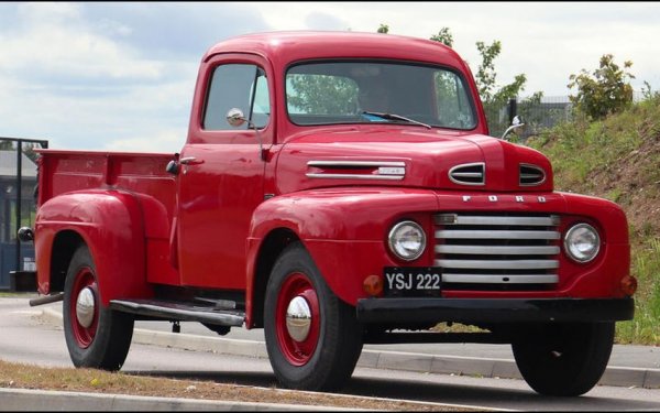 Всъщност, никой никога не си е купувал автомобил, наречен Ford F-Series. Както BMW 3 Series и Mercedes C-Class, F-Series е по-скоро генерично име, което е за гама машини, всяка от които има индивидуално име.

В случая на оригиналния пикап, имената са от F-1 до F-8, като индикират нарастващото общо тегло и товароносимост на всеки модел. Така, най-големите машини са F-7 и F-8, които за кратко били продавани с името Big Job.