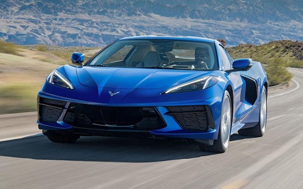 За половин век идеята двигателят на Corvette да е другаде освен под предния капак е била близо до немислима. Но настоящото 8-о поколение е именно със средноразположен 6,2-литров V8, намиращ се между седалките и задните колела.

В момента спортната машина е с мощност от 500 конски сили, но се очакват и доста по-сериозни версии, като най-бруталната от тях се очаква да прехвърли 1000 &bdquo;кончета&rdquo;.