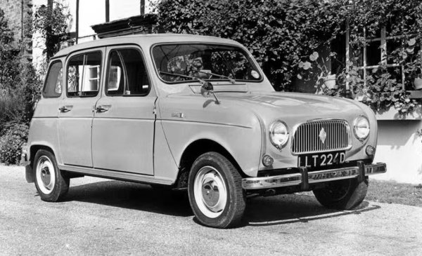 Като първият автомобил на Renault с предно предаване, 4-ката се произвежда от 1961 до 1992 г. &ndash; което отчасти обяснява огромните продажби от общо 8 милиона броя.