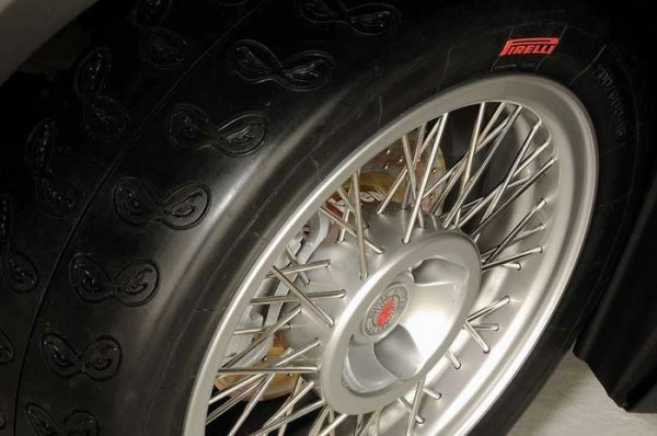 Всичко в колата е инспирирано от едноименния комикс. Дори джантите, доставени от BORRANI за Fiat 500 Diabolik са досущ като тези на Ягуара на супер героя от комикса.