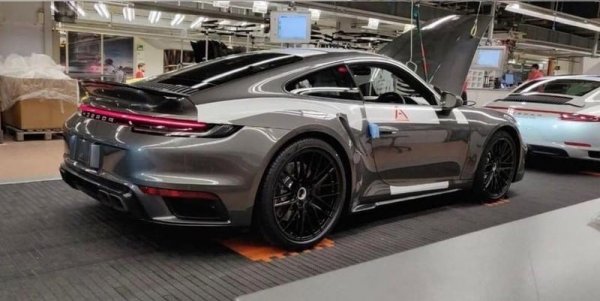 Коронният модел на Porsche ще дебютира в Женева, но повечето почитатели вече успяха да го зърнат по шпионските кадри от тестовете на Нюрбургринг. Очакваме над 600 коня за Turbo версията, и над 650 коня за Тurbo S. Двигателят е с обем 3.8 литра. 
