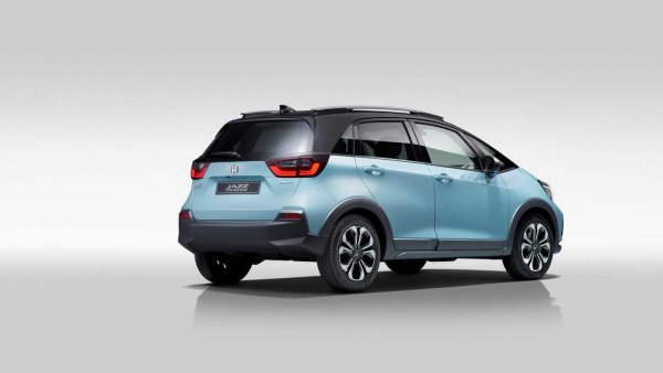 Градското автомобилче на Хонда винаги е било сред най-практичните предложения в сегмента. Новото поколение запазва изобилното вътрешно пространство, но вече ще е само с хибридно задвижване - 1.5-литров бензинов двигател в съчетание с два електромотора и литиево-йонна батерия. 
Мощността е 109 коня, а разходът - 4.5 литра на сто.