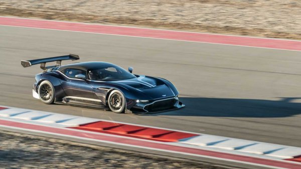 Обявен като суперкар за изключително ползване на пистите, Vulcan с гигантското си антикрило е оборудван и с чудовищен V12 двигател. Седемлитровият с мощност 820 коня превръща колата с тегло 1350 кг в страшно оръжие. Автомобилът се произвежда между 2015 и 2016 година в тираж от 24 бройки. И за разлика от FXX, Aston Martin Vulcan може да се съхранява и в собствен гараж. В крайна сметка собствениците виждат пистовото Ferrari само в състезателни дни и то на трасето.