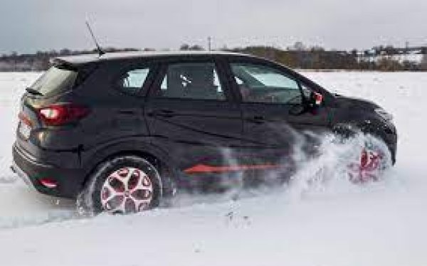 Автомобил със задно предаване „кляка" на задните колела при рязко ускорение и поради това сцеплението се увеличава. Предпочитан е и при суперколи, за които е важно много бързото ускорение. По същата причина е по-вероятно колата със задно предаване да тръгне нагоре, отколкото тази с предно предаване. 