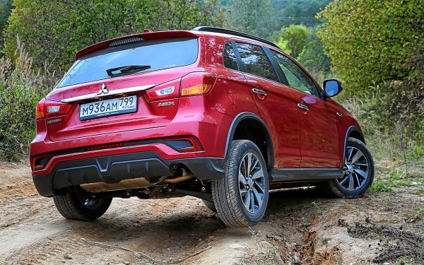 Привържениците на задното задвижване твърдят, че воланът се държи по различен начин в техните автомобили в сравнени ес превозните средства с предно предаване. Причината е, че към него не се прехвърлят допълнителни сили или моменти, които предното задвижване предизвиква. Така колата със задно предаване е по-послушна при управление. Докато не се стигне до буксуване, разбира се.

Докато има добро сцепление под колелата и скоростта е умерена, задно предаване е за предпочитане при управление. Но той губи в проходимостта извън пътя