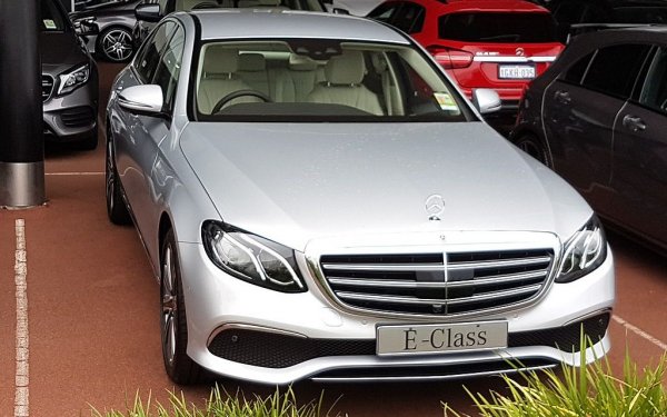 Петото поколение на Е-класата (W213) дебютира в края на 2017 и веднага издърпа модела в Топ 20, с 3.7 процента отчетени дефекти и солидните 69 000 км среден пробег. 
