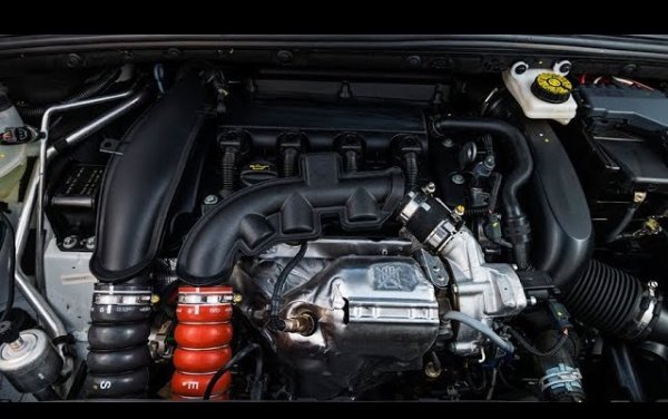 Двигателят се предлага във версии с атмосферно пълнене (VTi, 120 к.с.) и компресор (THP, 156 и 150 к.с.). Агрегатът с атмосферно пълнене е по-прост - има разпределено впръскване. Но наборът от „заболявания“ е подобен, въпреки че се появяват по-рядко.

Основните са бързото разтягане на веригата за синхронизация, въглеродни отлагания върху клапаните, произтичащи от отпадъчни масла, прегряване и механични повреди. Всички тези процеси са взаимосвързани, тъй като разтягането на веригата води до изместване на ъгъла на всмукателния разпределителен вал. За да почистите клапаните, трябва да ги отворите. В допълнение към всичко това се появяват течове на масло и антифриз, запушват се EGR клапани, ранни повреди на водната помпа и други дребни неприятности.