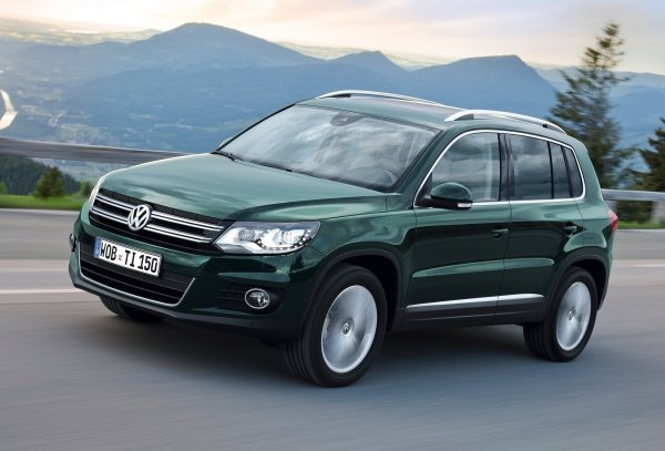 Този Volkswagen Tiguan се продаваше до 2017 г. Подобно на Peugeot, 2,0-литровият турбодизел се счита за най-приемлив двигател. Приятен бонус - в първото поколение се комбинира с хидравлична автоматична трансмисия, а не с робот.
Всички бензинови двигатели Volkswagen Tiguan от първо поколение са с директно впръскване и турбокомпресор. Трудно е да се откроят най-лошите и най-добрите сред тях.

Първоначално моторите 1.4, и 2.0 страдаха от недостатъци, които производителят постепенно отстрани. По-специално, конструкцията и материалите на буталата и буталните пръстени бяха променяни многократно - изгарянето на масло при малък пробег доведе собствениците до отчаяние.