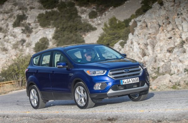 Този Ford Kuga се продава до 2019 г. Повече от половината от резервните кросоувъри са оборудвани с 1.6 и 1.5 турбо двигатели от семейството EcoBoost. Ако Kuga се нуждае от задвижване на всички колела, тогава изборът се свежда до 2.0 дизелов двигател в комбинация с уязвим робот или до компресорни бензинови агрегати 1.5 или 1.6 (опции за мощност - 150 и 182 к.с.). Атмосферният 2.5 на Mazda е прекрасен, но е използван само във версии с предно предаване.

Двигателят JQMA/JTMA 1.6 е създаден на базата ни атмосферен агрегат с алуминиев блок, който също беше инсталиран на Focus, но въвеждането на директно впръскване и турбини доведе до критично термично напрежение. Устройството не толерира дори леко прегряване - в главата на цилиндъра се появиха пукнатини. Прегряването е причинено от крехък съединител в охладителната система.