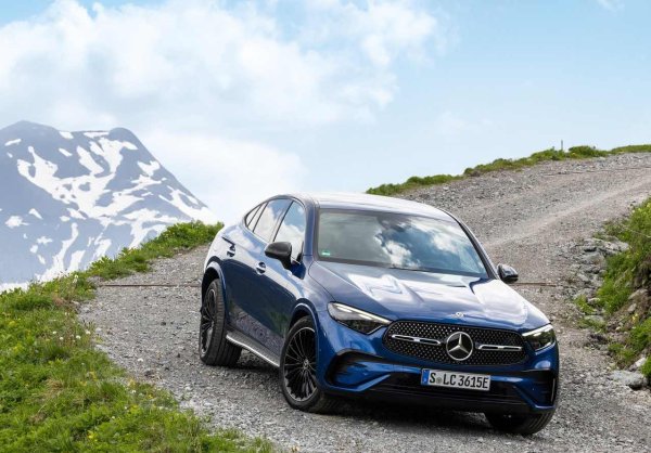 Силни страни: Добре оборудван; plug-in хибридът има впечатляващ електрически пробег; просторен интериор

Слабости: Малко по-твърда возия от конкурентите; стилният интериор не изглежда най-здравият; бензиновите двигатели трябва да работят усилено

Тук добър вариант на Mercedes GLC е версията 300e. Plug-in хибридът може да се похвали голям пробег само на ток от около 130 км по каталог, макар в реалния живот това да са към 90, което също не е малко. След това, разбира се, ще трябва да се разчита на бензиновия двигател.
