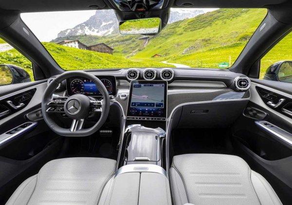 Лесно е да се чувствате удобно в GLC, благодарение на високата позиция на водача, която ви дава страхотен изглед над пътя, и многото настройки както за седалката, така и за волана. Жалко, че страничният изглед не е толкова добър, поради стръмните колони на предното стъкло. В Audi Q5, BMW X3 и Lexus NX това е по-лесно.

Пътниците на задната седалка получават повече място за краката, отколкото в Lexus NX например, но GLC не е най-добрият избор, ако редовно трябва да возите трима души на задната седалка. Тогава може би е по-добре да се ориентиране към седемместен автомобил като Land Rover Discovery Sport или Mercedes GLB.
