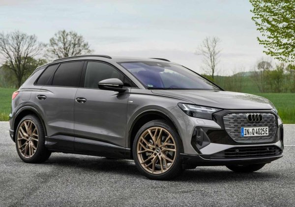 Силни страни: Добра управляемост; елегантен и просторен интериор; интуитивен приборен панел

Слабости: Някои от пластмасите в интериора са евтини; най-евтините версии имат малък пробег; няма преден багажник

Q4 e-tron е най-малкият електрически SUV на Audi, но той е взел цялото ноу-хау от по-големите си събратя, за да даде на "бебето" на семейството всички шансове за успех. И резултатът впечатлява в повечето области, които имат значение.

Препоръчва се версията 45, която е стъпка напред спрямо базовите 40 и се възползва от опционалното задвижване на четирите колела &ndash; полезно, ако живеете някъде, където кал, дъжд, сняг или лед са чести явления. Тя също така има повече мощност от 40, с общо 282 к.с., което води до достигане на скорости по магистрала само с няколко нюанса по-бавни от Tesla Model Y със задно задвижване.
