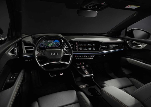 Преминаването към задвижване на четирите колела намалява официалния пробег Q4 e-tron с около 45 км, но все пак официалният от 515 км трябва да е достатъчен за нуждите на повечето шофьори. Този диапазон, за сравнение, е почти същият, какъвто бихте получили от Volkswagen ID 4.

Там, където Q4 e-tron изпреварва съперника си ID 4, е практичността, защото Audi ви предлага 40/20/40 сгъваеми задни седалки, което е по-практично от 60/40 във Volkswagen. И докато Model Y може да побере повече куфари, разпръснати между двата му багажника, Q4 e-tron все още се справя с общо седем. Всъщност официалният му обем от 520 литра съответства на този на Audi Q5.
