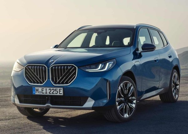 Силни страни: Съчетава прилична производителност с гъвкаво управление; щедро пространство на задната седалка; голям багажник

Слабости: Ще искате да добавите някои опции; интериорът е по-малко интуитивен от преди; не е сред PHEV в своя клас с най-дълъг пробег.

Малко модели могат да се сравнят с комбинацията от атрибути, които предлага BMW X3. От една страна, е превъзходен за шофиране, като дори базовият 2-литров бензинов двигател издава повече от достатъчно шум, за да направи повечето купувачи доволни, и е почти на същото ниво като Porsche Macan, когато става въпрос за забавно управление. А и не си мислете, че харчи много.
