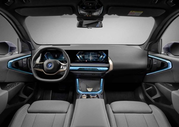 Шофьорите, които искат по-висока позиция, от която да наблюдават пътя, могат да бъдат малко разочаровани от X3, защото ви поставя сравнително близо до земята. Но в други отношения е лесно да се настаните удобно, с много настройки на седалката и волана, повече, отколкото бихте намерили в конкурента Lexus NX.

Стандартният 12,3-инчов дигитален дисплей върши добра работа с изобилие от информация точно пред водача, с отделен 14,9-инчов екран за инфотейнмънт. Хубаво е, че X3 е запазил физическия циферблат, който прави управлението на информационно-развлекателната система iDrive толкова интуитивно, но е жалко, че вече няма физически контролери за климатика.
