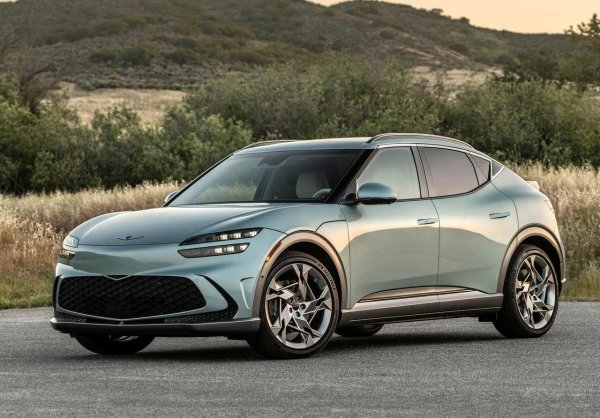 Силни страни: Прекрасен интериор; тих и комфортен на пътя; страхотна инфотейнмънт система

Слабости: Багажникът не е огромен; пространството отзад е средно; опционалните камери не са толкова добри, колкото традиционните странични огледала

Ако искате пътниците наистина да останат впечатлени от интериора на новия ви премиум SUV, тогава Genesis GV60 е автомобилът, който трябва да изберете. Вътрешното пространство е забележително - от кристалната топка, която се завърта, за да разкрие селектора за предавки при стартиране, до отчетливите графики на инфотейнмънт системата.
