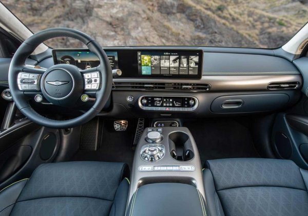 Ако прокарате пръсти по повърхностите, трудно ще откриете твърда или евтина пластмаса, тъй като почти всичко е покрито с меки на допир материали. А ако бюджетът ви позволява, може дори да доплатите за капитонирана кожа напа, което издига лукса до нивата на Bentley.

Има три версии на GV60, от които да избирате, но повечето шофьори може би ще изберат базовата Pure. Тя разполага с 222 к.с. от един електромотор, който предава мощността към задните колела, а резултатът е време за ускорение от 0 до 100 км/ч от 7,8 сек. Въпреки че някои SUV-ове могат да постигнат по-добро време, това е напълно достатъчно бързо за ежедневно шофиране.

По завоите GV60 има добро сцепление и по-малко накланяне на каросерията, отколкото при конкурентите Nissan Ariya или Volkswagen ID.4. Въпреки това, ако търсите автомобил, който наистина е забавен за каране по междуселищен път, по-скоро се насочете към към спортни модели като Alpine A390 или Hyundai Ioniq 5 N.
