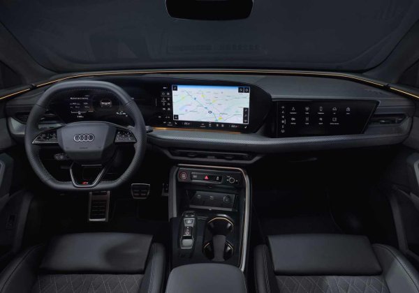 Q5 няма да предизвика усмивка по междуселските пътища по начина, по който го прави Porsche Macan например, но предлага огромно сцепление, а воланът му е по-прецизен от този на много други семейни SUV-ове. Опционалното въздушно окачване осигурява наистина плавна и контролирана возия при всякаква скорост.

Жалко е, че качеството на интериора в Q5 направи лека стъпка назад през последните години. Дори модели като Genesis GV70 и Mazda CX-60 предлагат купета с по-висококачествени материали или по-добра сглобка. Интериорът на Audi в никакъв случай не е лош, просто вече не е на нивото от времето, когато марката беше лидер на пазара в това отношение.
