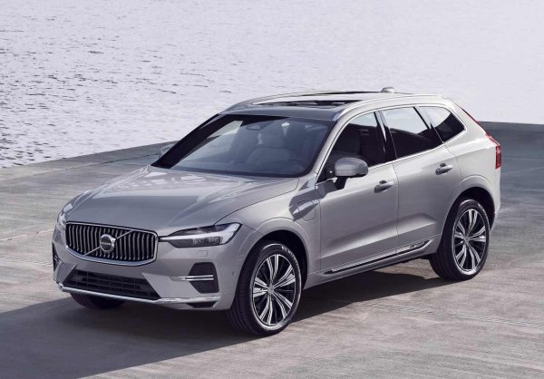 Силни страни: Елегантен и висококачествен интериор; превъзходна позиция на водача; богато стандартно оборудване

Слабости: Колеблива автоматична скоростна кутия; задните седалки не се плъзгат и сгъват; безинтересно управление

Може да не предлага същата 7-местна функционалност като по-голямото Volvo XC90, но за купувачите на премиум SUV, по-малкото XC60 разполага с цялото пространство, от което вероятно се нуждаят. Двама души с ръст около 1.80 м се чувстват напълно комфортно на задната седалка при дълъг път, разполагайки с повече място за коленете, отколкото в Audi Q7. А ако се наложи да съберете трима възрастни отзад, XC60 предлага повече място за раменете от повечето си съперници в класа на семейните SUV.
