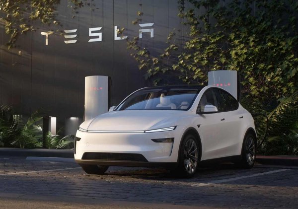 Силни страни: Светкавично ускорение; голям пробег с едно зареждане; Зарядната инфраструктура на Tesla

Слабости: Някои трудни за управление контролери в интериора; видимостта не е особено добра; липсата на Apple CarPlay и Android Auto

Най-продаваният електрически SUV на Tesla всъщност е една от по-достъпните опции в този списък. В действителност, в сравнение с други електрически SUV-ове с подобен размер и пробег, като MG IM6 и BYD Sealion 7, този автомобил си е направо изгодна сделка.
