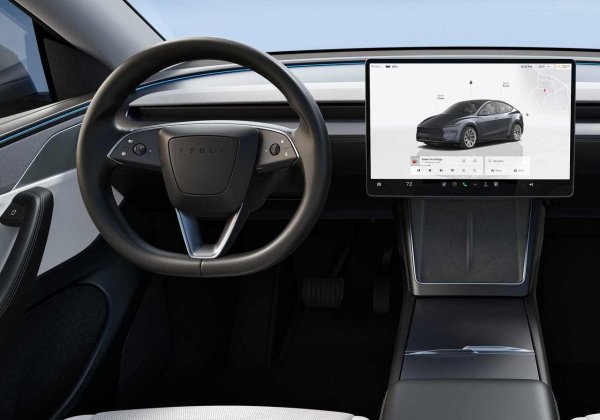 Максималната скорост на зареждане на Model Y не е толкова висока, колкото при IM6, но дозареждането от 10% до 80% би трябвало да отнеме около половин час. Не че ще ви се налага да спирате толкова често, тъй като във версията Long Range RWD (със задно предаване), Model Y официално може да измине 622 км. Разбира се, в реални условия, пробегът е някъде към 500 км, което е напълно достатъчно за нуждите на повечето семейства.

Интериорът е сравнително минималистичен, като почти всяка функция се управлява от 15,4-инчовия сензорен екран на инфотейнмънт системата. Тя се справя добре с предоставянето на много информация на лесно достъпно място и включва богата функционалност. Плюс това, ако ви омръзне, има дори игри, с които да се забавлявате, докато чакате колата да се зареди.
