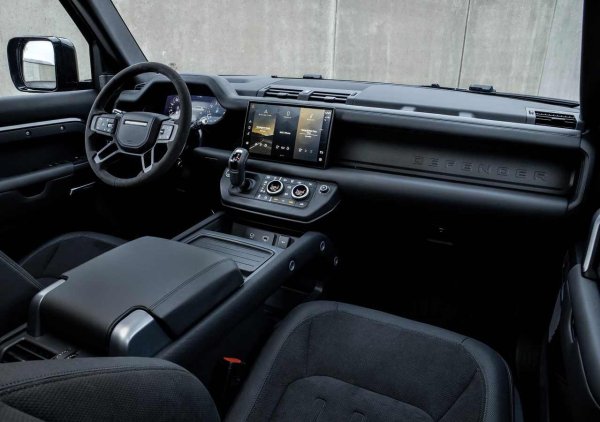 Може да поръчате своя Defender в дължини 90, 110 или 130 и с бензиново, дизелово или плъгин хибридно задвижване, но базовият D250 е най-разумният избор за повечето купувачи. С наличните 243 к.с., той има предостатъчно тяга в ниските обороти, което улеснява достигането на магистрални скорости, дори ако сте натоварили багажника до горе. А това ще изисква доста багаж, тъй като версиите 110 на Defender могат да поберат седем ръчни куфара.

Седем души могат да пътуват комфортно във версия 110, благодарение на третия ред седалки, които се разгъват от пода на багажника. И въпреки че интериорът не е съвсем на нивото на някои от другите автомобили тук, всичко е солидно направено и проектирано да издържи, така че продължава да изглежда успокояващо скъпо в сравнение с Audi Q7 или BMW X7.

