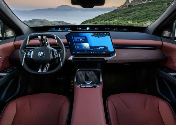 Дори ако изберете опционалните 21-инчови алуминиеви джанти, iX3 вози с класа, която бихте очаквали от нещо много по-леко. Справя се лесно с дупките и неравностите в града и е по-комфортен от Q6 e-tron. И въпреки че Tesla Model Y се накланя още по-малко в завоите, iX3 пак е лесен за прецизно насочване по тесен извънградски път. 
