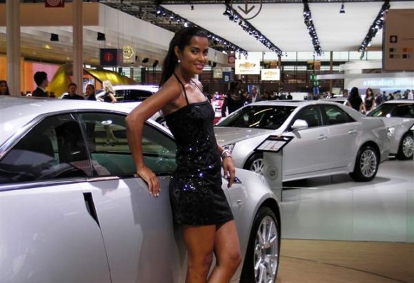 Момичетата на автосалон Париж 2010
