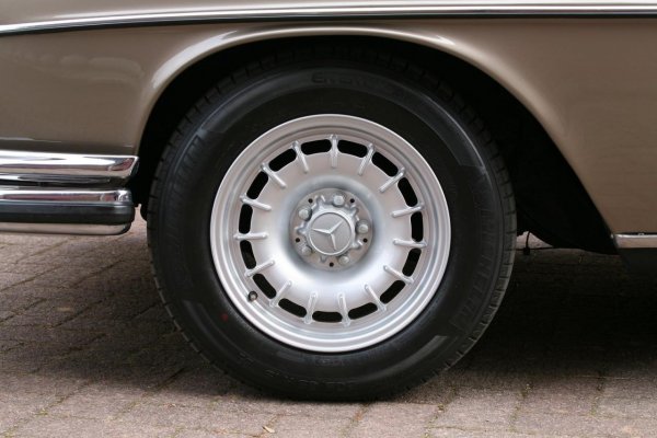Mercedes-Benz 300 SEL 6.3. Автомобилът е възстановен от тунинг студиото Vath 