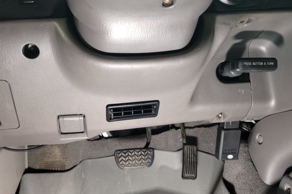 А помните ли &bdquo;Ball Cooler&ldquo; в старите модели на Toyota? Малката дюза под волана, която насочваше хладен въздух директно към интимните части на шофьора в горещите летни дни, беше може би най-гениалното и същевременно най-нелепото решение за комфорт, виждано някога в масова кола.