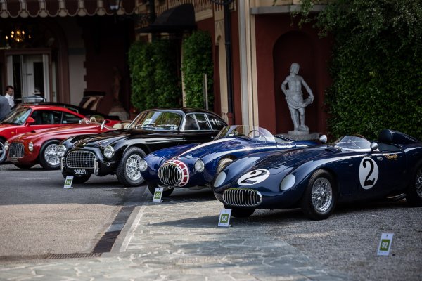 Най-интересна тук е втората кола, със странно оформената решетка. Дело на още една позабравена италианска компания (абревиатура от Officine Specializzata Costruzioni Automobili), тази МТ4 има 1.5-литров мотор. С такава Стърлинг Мос печели 12-те часа на Себринг през 1954.