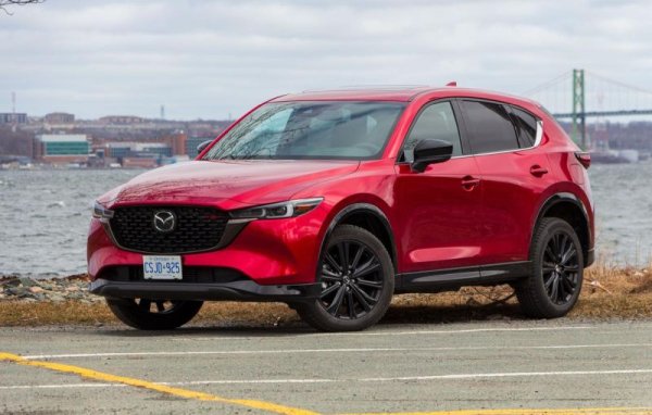 Най-достъпната версия с AWD на японския кросоувър е с двулитров бензинов мотор със 165 коня и с ръчни скорости (още точно 3,000 лева ще ви осигурят автоматик). Максималният просвет е 192 или 200 мм, в зависимост от джантите.

Цена през 2021: 58 690
Цена през 2020: 56 980
