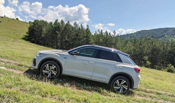 Това е най-продаваният модел на VW в България в последните години, но и при него цената се вдигна осезаемо в последната година с идването на фейслифта. Най-достъпното 4х4 е с двулитров бензинов TSI със 190 коня и 7-степенен DSG автоматик. За дизел със задвижване на четирите колела ще ви поискат минимум 63 762 лева. 

Цена през 2021: 53 926
Цена през 2020: 52 130