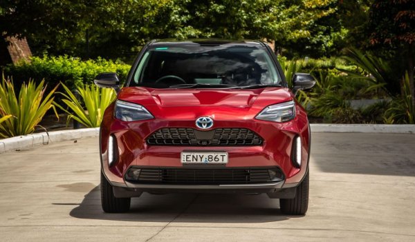 Версията с AWD отпадна от гамата на бестселъра C-HR и сега шансът ви да имате Toyota с пълно задвижване за относително достъпна сума се изчерпва с новия кросоувър Yaris Cross. Посочената цена е за хибрид с 1.5-литров мотор и 116 коня мощност в средно ниво на оборудване, което включва 17-цолови алуминиеви джанти, 7-инчова мултимедия, предни и задни паркинг сензори с функция за автоматично паркиране, LED светлини и автоматичен климатик. 

Цена през 2021: n/a (нов модел)
