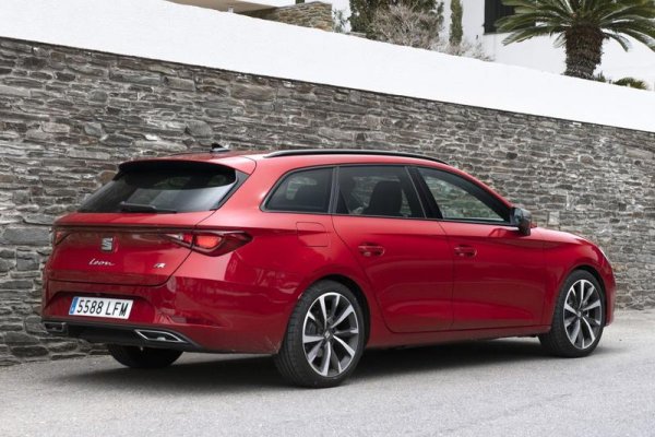 За съжаление специалната офроуд версия XP отпадна от гамата на Seat, но и стандартният Leon може да се поръча със задвижване на четирите колела. Най-достъпната такава оферта е за ниво Xcellence с двулитров TDI дизел, 150 коня мощност и 7-степенна автоматична скоростна кутия с два съединителя.

Цена през 2021: 55 120
Цена през 2020: n/a