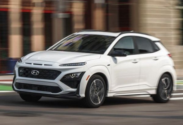 Ако искате Kona с двойно предаване, най-достъпният вариант е мек хибрид с 1.6-литров бензинов мотор и 7-степенен автоматик. Стартовото ниво Comfort ви дава
камера за заден ход, автоматичен климатик, круиз контрол и 8-инчова мултимедия. Просветът е 170 мм.

Цена през 2021: 51 900
Цена през 2020: 43 990