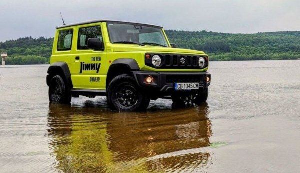 За да финтира поне временно европейските норми за вредните емисии, Jimny се завърна на пазара като лекотоварен модел само с две места. Интересът обаче не е намалял. Задвижва се от 1.5-литров бензинов агрегат със 102 коня мощност. С просвет 210 мм и трансферна кутия, това е един от най-високопроходимите автомобили в нашата класация. Оборудването включва климатик, круиз контрол, мултимедия и отопление на седалките. 

Цена през 2021: 39 760
Цена през 2020: n/a