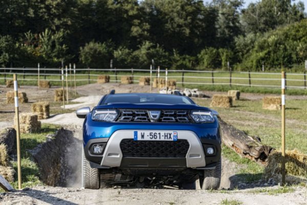 Под натиска на затягащите се екостандарти на Брюксел, румънският кросоувър се раздели с атмосферните двигатели и това се отрази видимо на цената му. Най-евтината версия с 4х4 в момента е с 1.5-литров дизел в базовото ниво на оборудване Essential. Ако искате малко повече лукс, горното ниво струва с 2500 лева отгоре. 

Цена през 2021: 36 820
Цена през 2020: 35 944