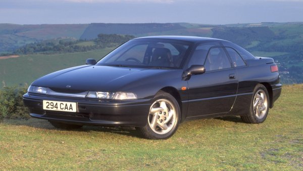 И до днес е трудно да дадем едно определение за SVX, тъй като през годините моделът е бил наричан &bdquo;спортен&rdquo;, &rdquo;гран турър&rdquo; и дори &bdquo;технологично изхвърляне&rdquo; за радост на японците.
Но пък задвижването му е сериозно &ndash; 3,3-литров атмосферен шестак и постоянно задвижване 4х4, идващо от рали колите на марката и дизайн на Джорджето Джуджаро.
