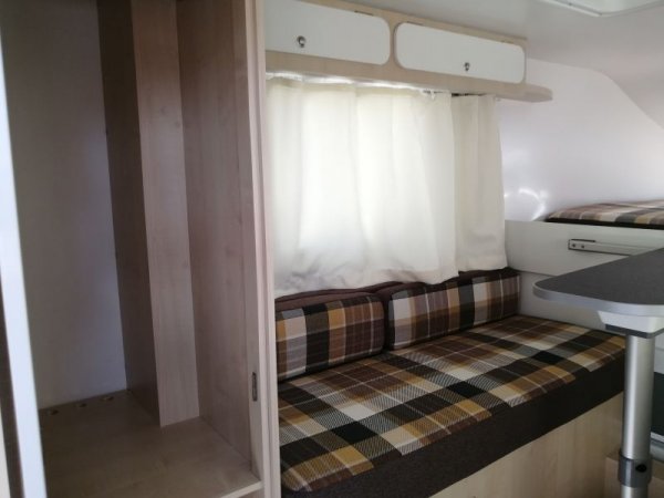 Дължината на кемпера е почти пет метра, като вътре ще откриете пълноценна кухня, тоалетна, баня с души, спалня за двама души и даже дневна, диванчето в която може да се превърне в още едно легло. 
