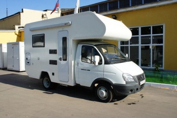 В Русия такава е например "Автофеврал" от Нижни Новгород. 
Нейните специалисти са готови да вземат какъвто и да е ван - дори плебейския ГАЗ Соболь - и да го превърнат в пълноценен подвижен дом. 
