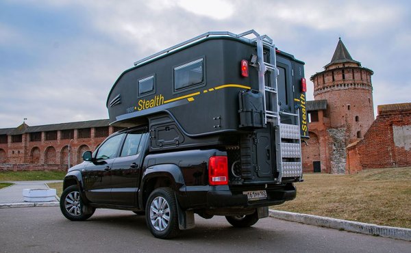 Такъв е например Stealth 2000 eco, който е дълъг 4 метра и широк два, и по удивителен начин вмества в себе си легло, кухня и други приятни удобства. Цената - около 550 000 рубли, или към 12 000 лева. 
