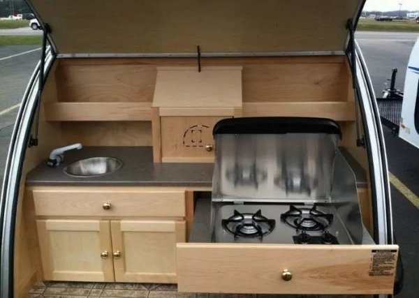 Тук вече не можете да разчитате на кой знае какъв лукс, разбира се. Но едно такова ремарке ще ви осигури съвсем приличен комфорт, докато сте на риба в някое затънтено кътче. 
