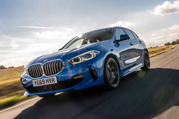 Един от предпочитаните двигатели в най-новата 1-Series е 1,5-литровият трицилиндров бензинов мотор, обозначен като 118i. С наличните 136 к.с. той ще позволява ускорение от 0 до 100 км/ч за 8,9 секунди, но разходът на гориво е сериозен недостатък спрямо съперниците на пазара Audi A3 Sportback и Mercedes A-Class.