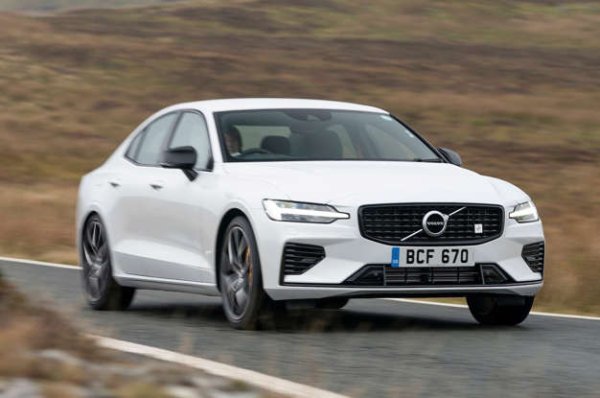 Всяко S60 се доставя с комплект за безопасност, като едновременно с това предлага страхотна позиция за шофиране с добра видимост във всички страни и  материали с високо качество навсякъде. Този 2,0-литров бензинов двигател (обозначен с B5) идва с мека хибридна технология за подпомагане при ниски скорости, но в реални условия не се оказва чак толкова икономичен, колкото се предполага.