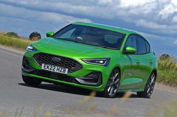 Тази по-бърза версия на Ford Focus разполага с 2,3-литров бензинов двигател с 280 к.с. Резултатът е приятна доза мощност, която помага на Focus ST да се чувства особено пъргав на пътя, дори в сравнение с други горещи хечбеци. Колата предлага чудесно забавление, но собственикът трябва да похарчи и доста пари за гориво.