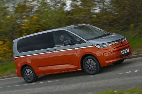 Multivan е удобен и практичен начин за превоз на семейство от точка А до точка Б, но ако бъде оборудван с 2,0-литров бензинов двигател, това няма да е ефективен избор. И все пак, със своите 204 к.с., двигателят разполага с достатъчнно сила, за да придвижва автомобила, като едновременно с това работи много плавно.