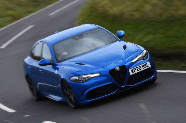 Giulia Quadrifoglio предлага впечатляваща производителност, която причинява вълнение зад волана, но едновременно с това е и доста неефективна. 2,9-литровият бензинов двигател на Giulia, разработен от Ferrari, развива 510 к.с. и може да ускори до 100 км/ч само за 3,9 секунди. С гъвкавото возене и приятното управление е удоволствие да се шофира този седан, но една съмнителна информационно-развлекателна система и евтиният интериор работят срещу модела. Както и високите експлоатационни разходи. 