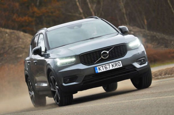 XC40 си остава първокласен семеен SUV, предлагащ първокласен интериор, който е просторен за цяло семейство.  Има тихо и комфортно шофиране, което прави лесно както пътуването до работното място, така и пътешествия на големи разстония. Бензиновият двигател T4 със 190 к.с. кара този автомобил да се чувства още по-добре, но това води и до високи сметки за гориво.